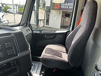 2025 Volvo VHD84B300