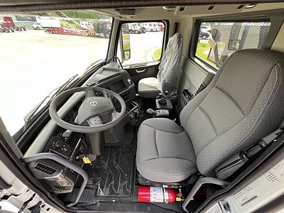 2025 Volvo VHD64B300