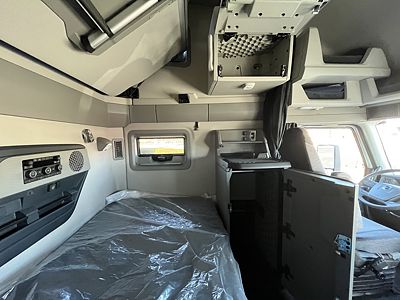 2027 Volvo VNL64T860