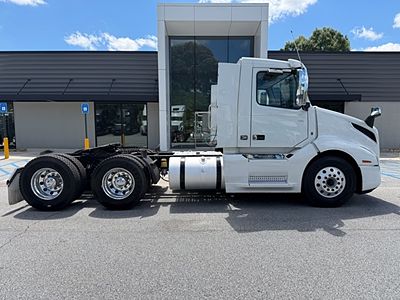 2022 Volvo VNL64T300