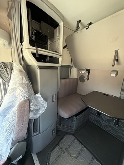 2022 Volvo VNL64T740