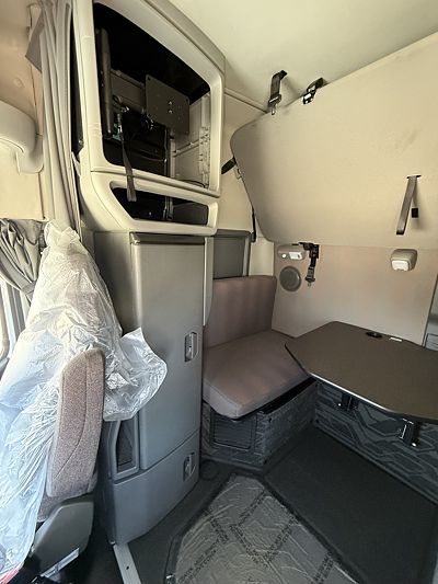 2022 Volvo VNL64T740