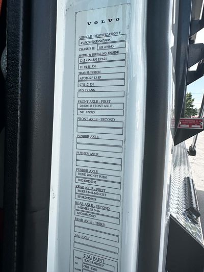2025 Volvo VHD84B300
