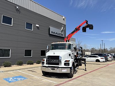 2025 Mack MD742