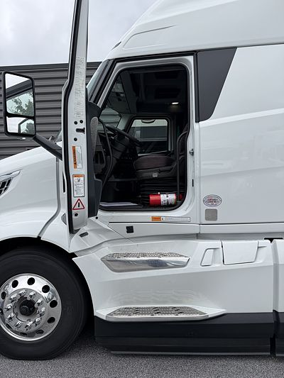 2027 Volvo VNL64T860