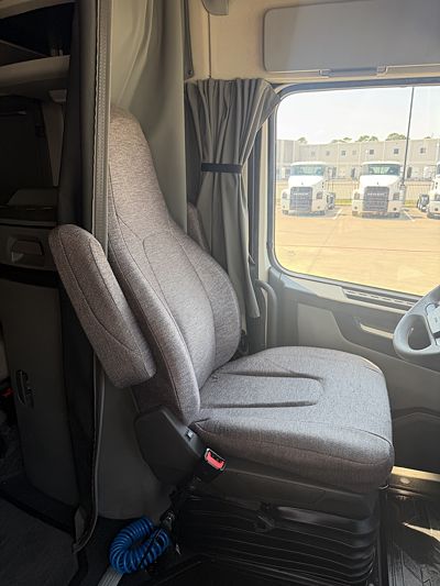 2023 Volvo VNL64T740