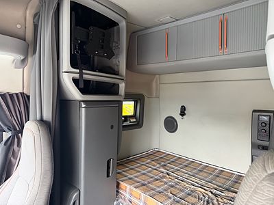 2023 Volvo VNL64T740