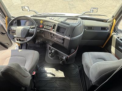 2023 Volvo VNL64T740