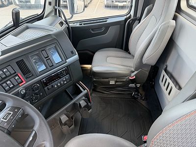 2022 Volvo VNL64T300