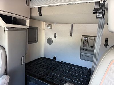 2023 Volvo VNL64T760