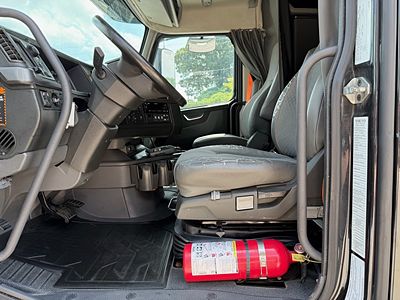 2022 Volvo VNL64T760