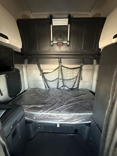 2021 Freightliner CASCADIA 126
