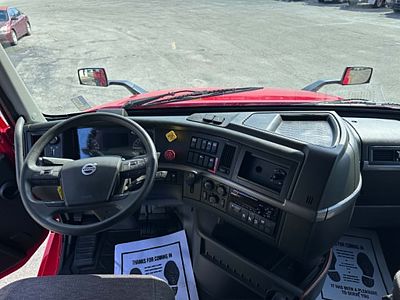 2021 Volvo VNL64T760