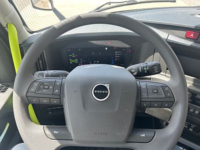 2025 Volvo VNL64T300