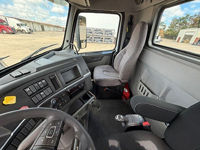 2019 Volvo VNL64T300