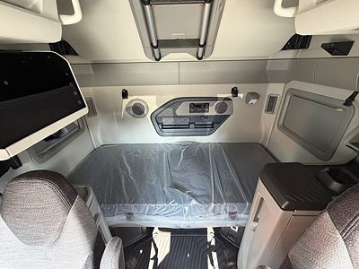 2027 Volvo VNL64T660