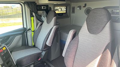 2025 Volvo VNL64T660