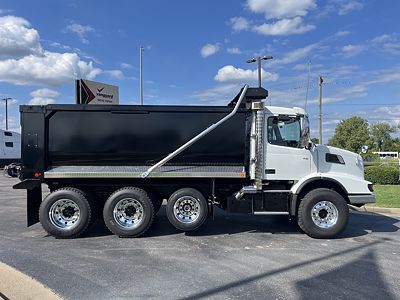 2026 Volvo VHD84B300