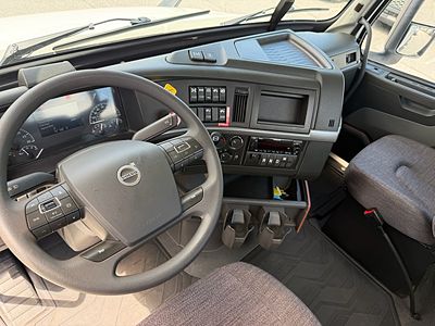 2025 Volvo VNR64T300