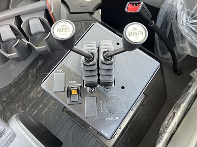 2025 Volvo VHD64B300