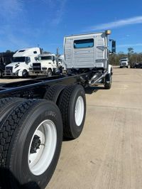 2025 Volvo VHD64B300