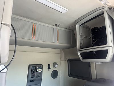 2023 Volvo VNL64T740