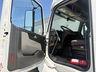 2023 Volvo VNL64T740