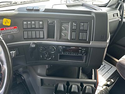 2025 Volvo VHD84B300