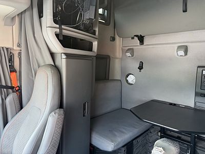 2023 Volvo VNL64T760