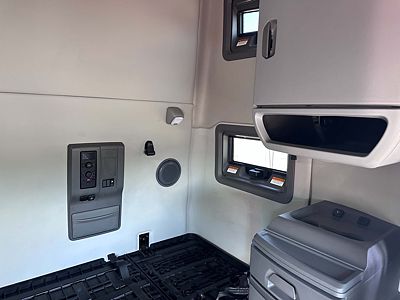 2021 Volvo VNL64T760