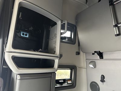2021 Volvo VNL64T760