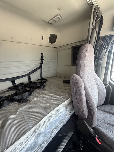 2019 Volvo VNR64T400