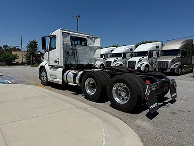 2022 Volvo VNL64T300