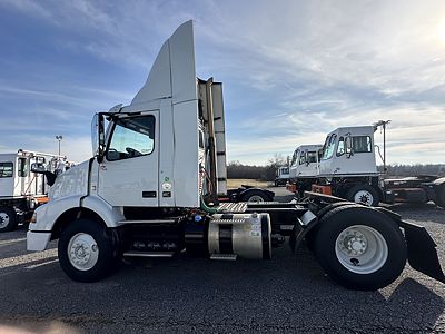 2016 Volvo VNM200