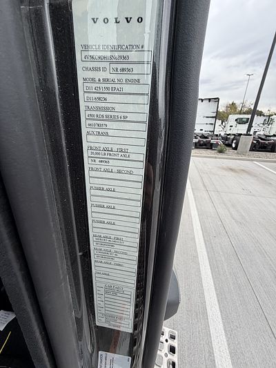 2025 Volvo VHD64F300
