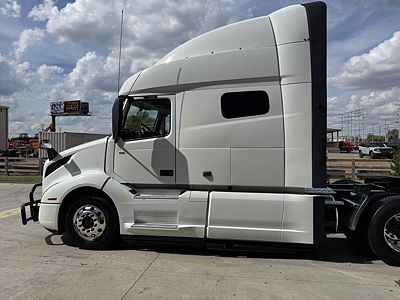2023 Volvo VNL64T740