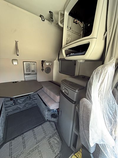 2022 Volvo VNL64T740