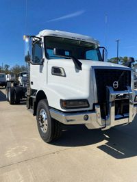 2025 Volvo VHD64B300