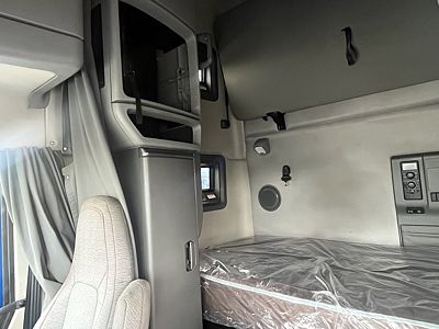 2022 Volvo VNL64T760