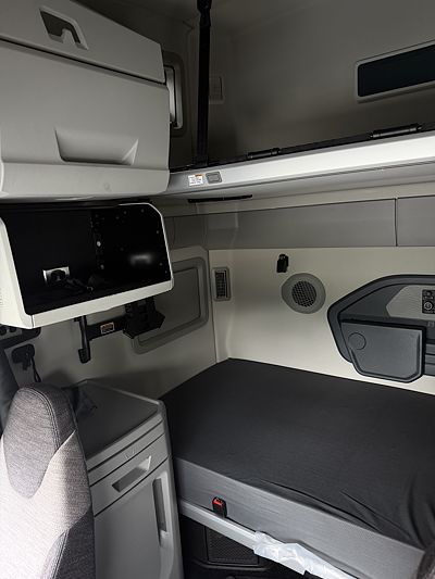 2027 Volvo VNL64T860