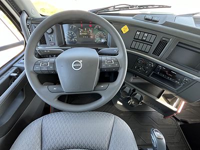 2025 Volvo VHD64B300