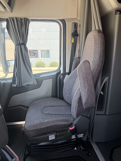 2023 Volvo VNL64T740