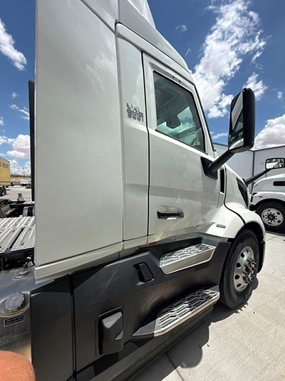 2025 Volvo VNL64T
