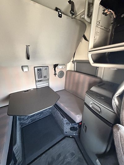 2023 Volvo VNL64T740