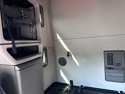 2022 Volvo VNL64T760