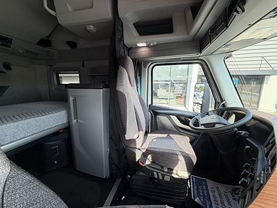 2027 Volvo VNL64T860