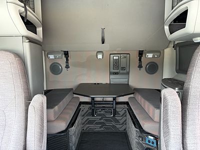 2022 Volvo VNL64T740