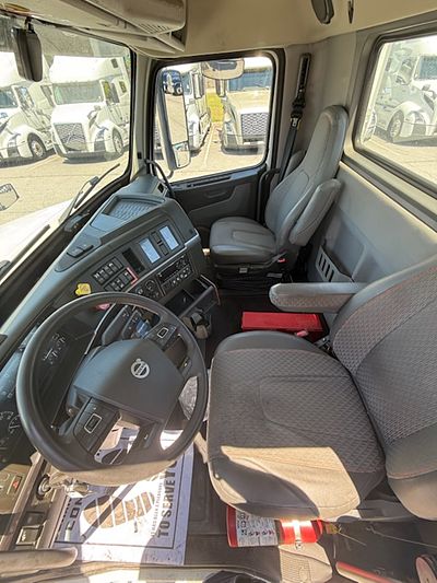 2022 Volvo VNL64T300