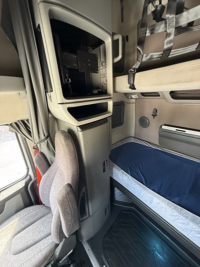 2020 Volvo VNL64T760