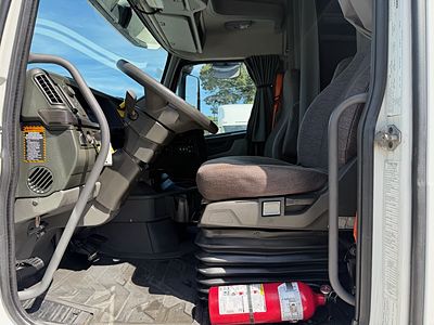 2021 Volvo VNL64T760